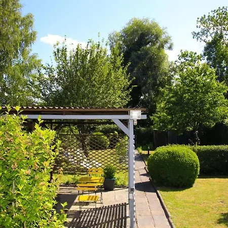 In Mit Schoenem Garten By Interhome Сasa de vacaciones Storkow (Mark)